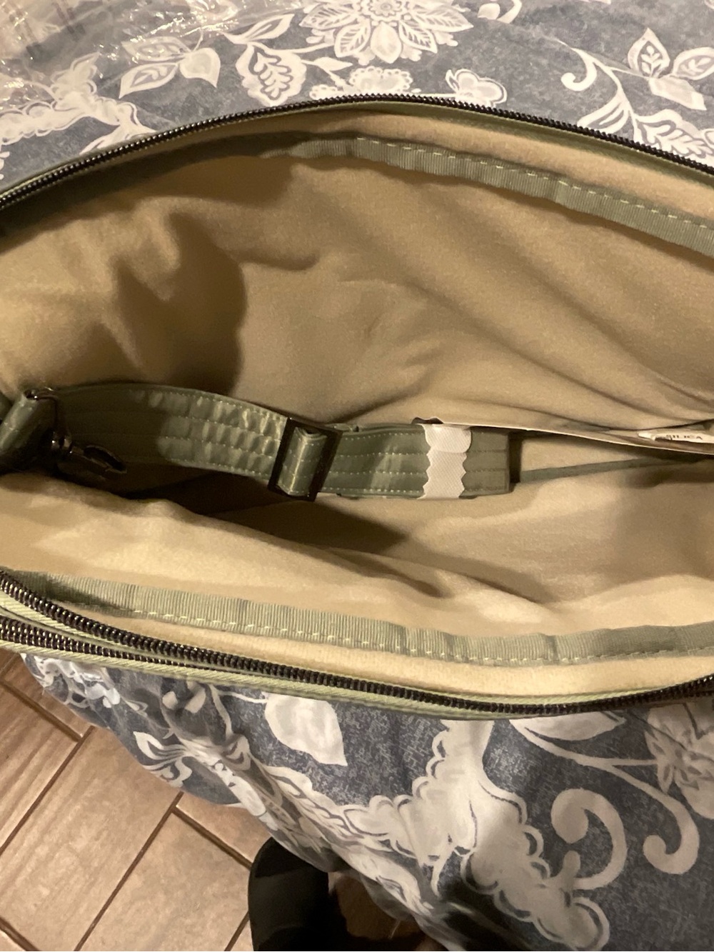 Lug Delta 17” Laptop Case, Sage Green - Picture 4 of 6